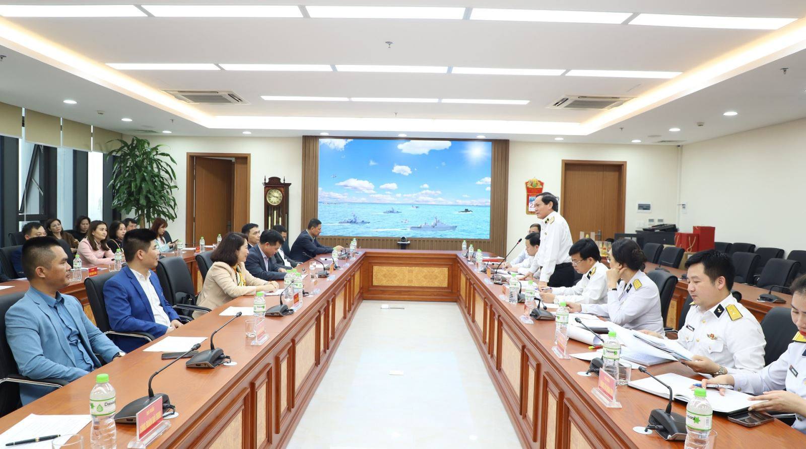 MENSA Cùng Đài THVN tặng quà cho cán bộ chiến sĩ hải quân và Trường Sa