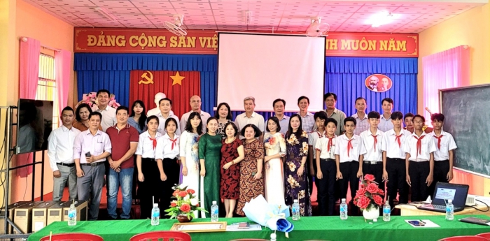 Đài THVN Mensa đại diện hãng máy tính MCC tặng 10 bộ máy tính cho trường học ở Vĩnh Long và Sóc Trăng